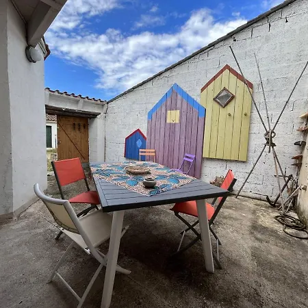Charmante Maison Oleronnaise Avec Jardin, 3 Chambres, Centre Bourg, Proche Plage, Parking Prive. - Fr-1-246a-130 Holiday home *